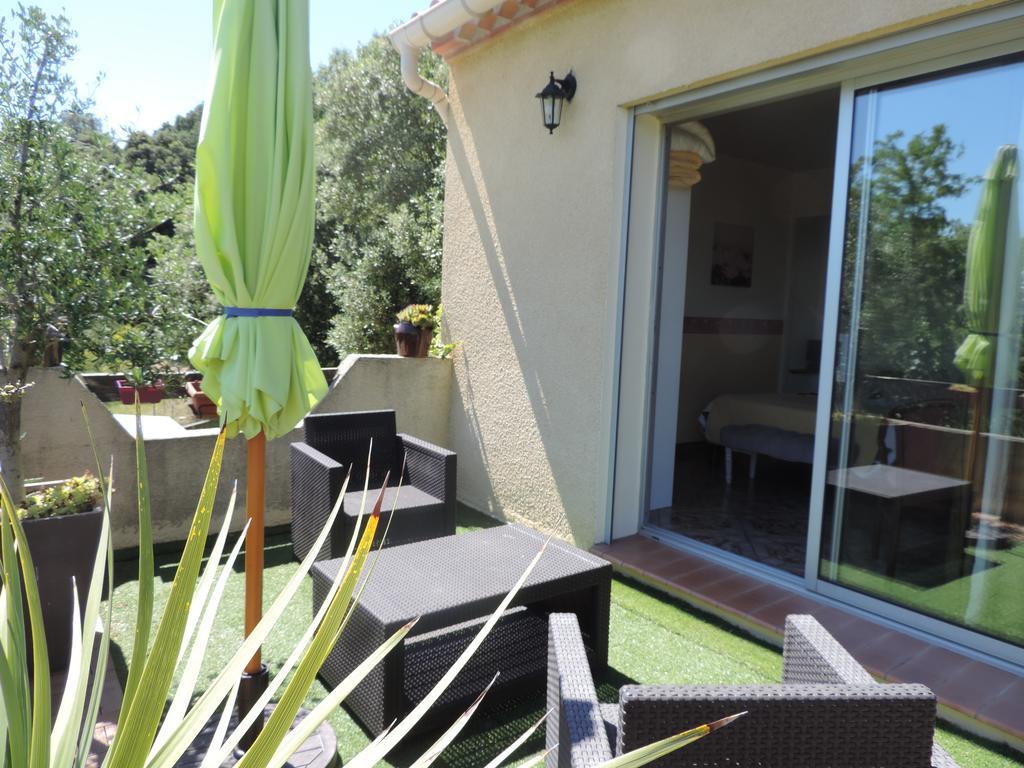 Les Deux Lions Hotell Alairac Exteriör bild